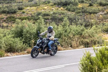 La Voge 625R lanza un desafío a la MT-07 con su versatilidad y diseño atractivo.