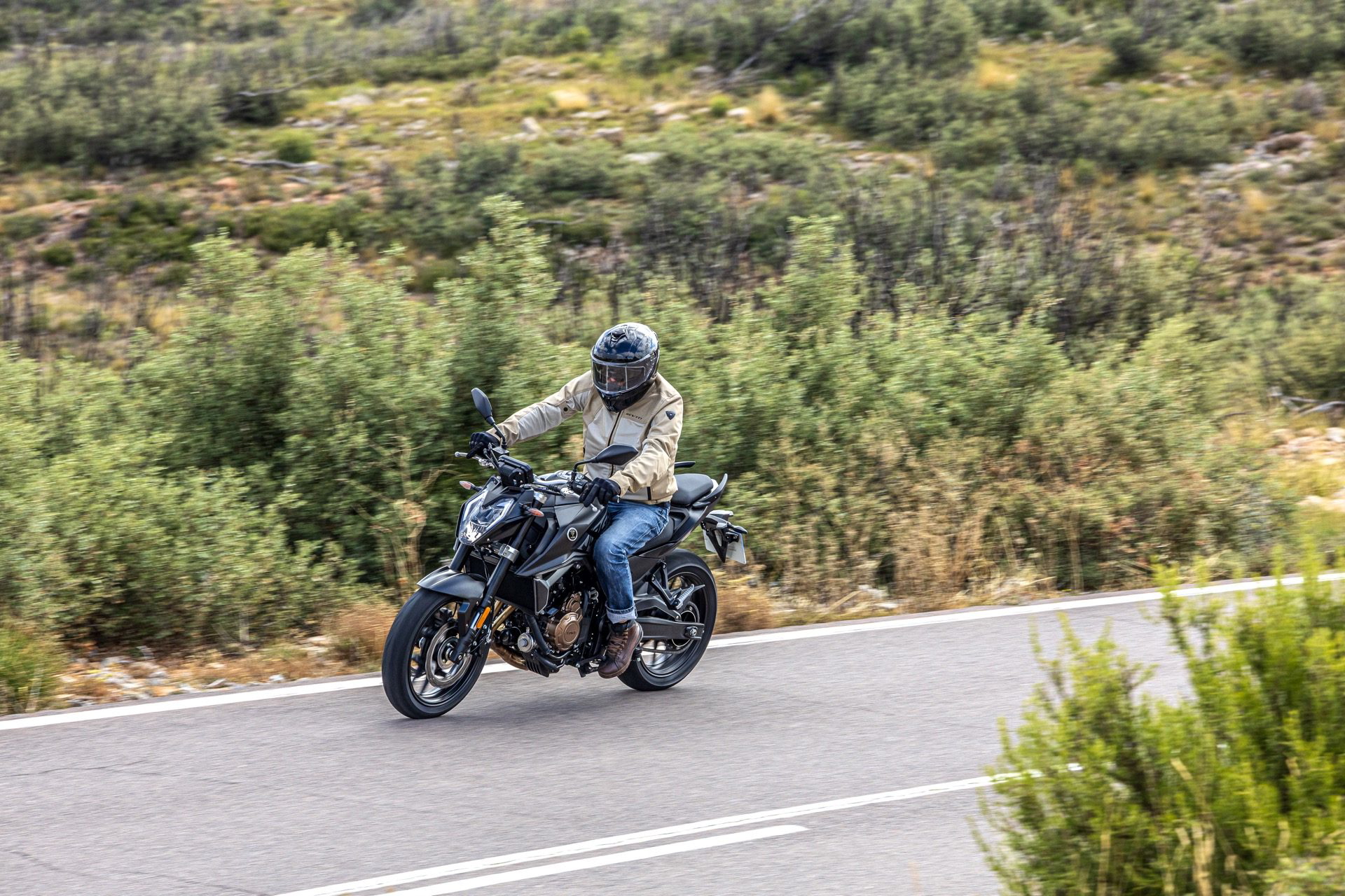 La Voge 625R lanza un desafío a la MT-07 con su versatilidad y diseño atractivo.