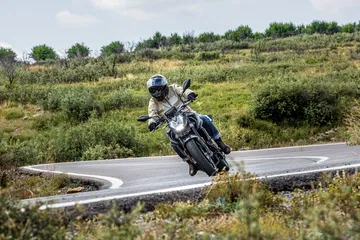 La Voge 625R se enfrenta a la Yamaha MT-07, ofreciendo diseño y rendimiento a un precio accesible.