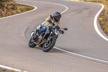 Esta moto combina diseño y rendimiento, ideal para quienes buscan una alternativa a la Yamaha MT-07.