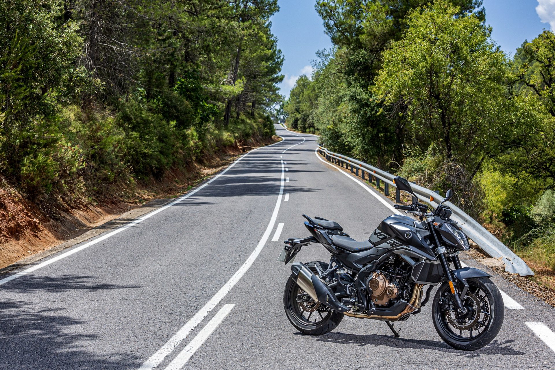 La Voge 625R se impone en la carretera, lista para competir con la Yamaha MT-07.