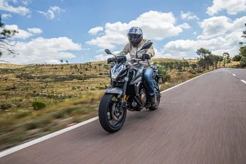 La Voge 625R avanza con potencia, ideal para quienes buscan emociones en cada curva.