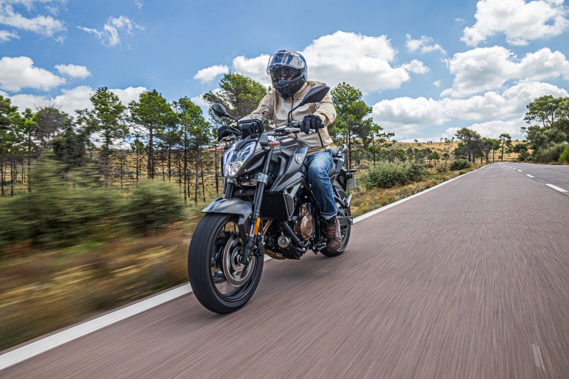 La Voge 625R destaca por su diseño agresivo, ideal para quienes buscan una moto ágil y económica.