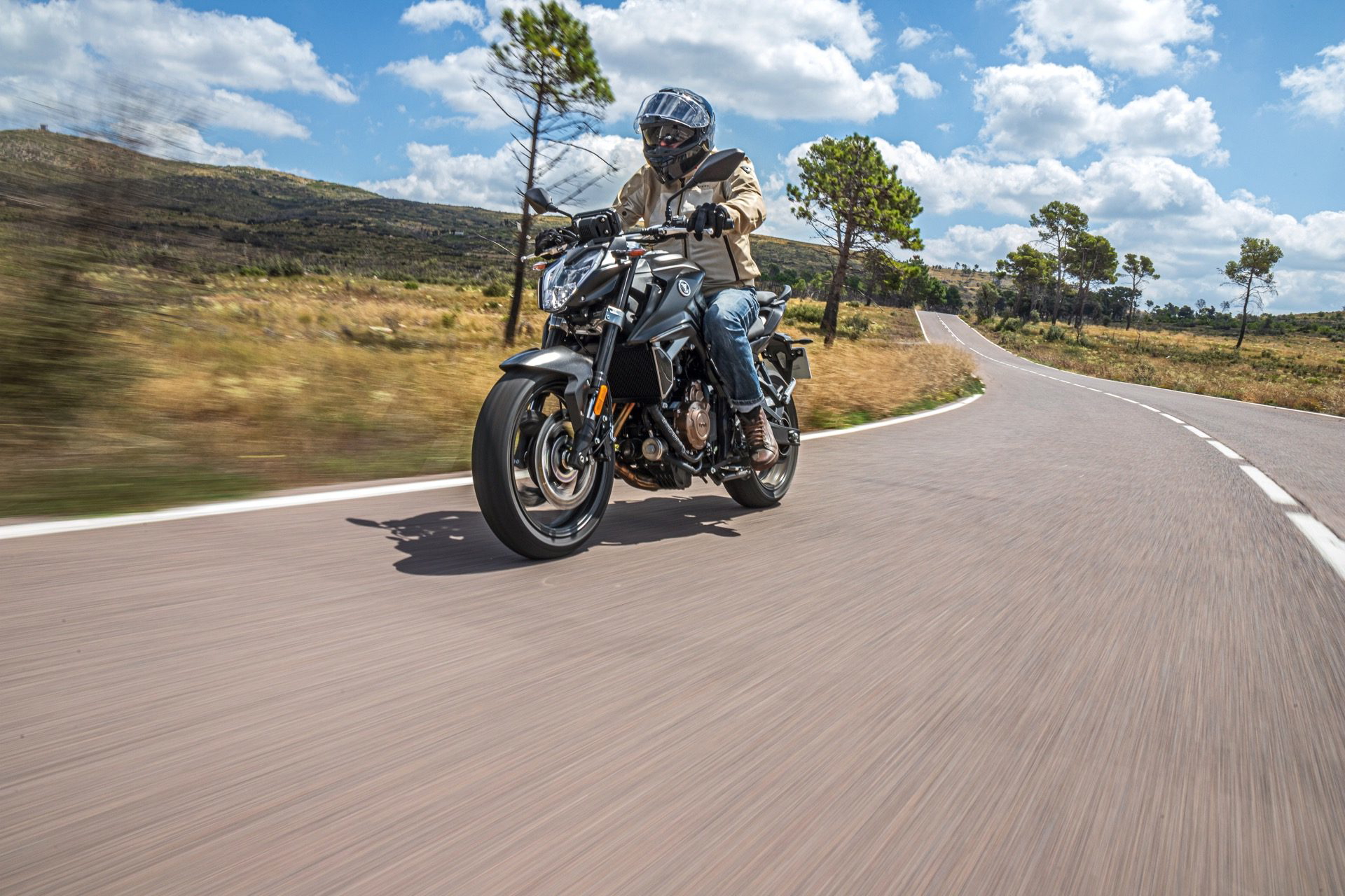 El nuevo modelo busca competir con la Yamaha MT-07, ofreciendo un diseño dinámico y atractivo.