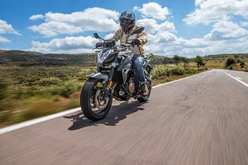 La Voge 625R luce elegante mientras desafía a sus rivales en la carretera.