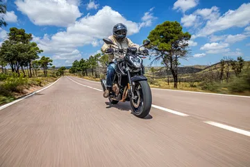 Esta deportiva busca competir con la Yamaha MT-07 a un precio asequible.