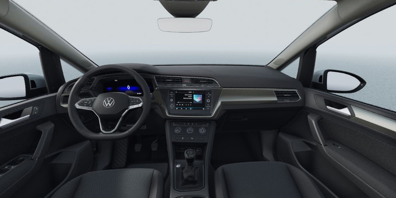Vista del interior del VW Touran, con un diseño moderno y funcional.