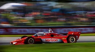 Coche de Will Power, Team Penske en acción durante una carrera emocionante