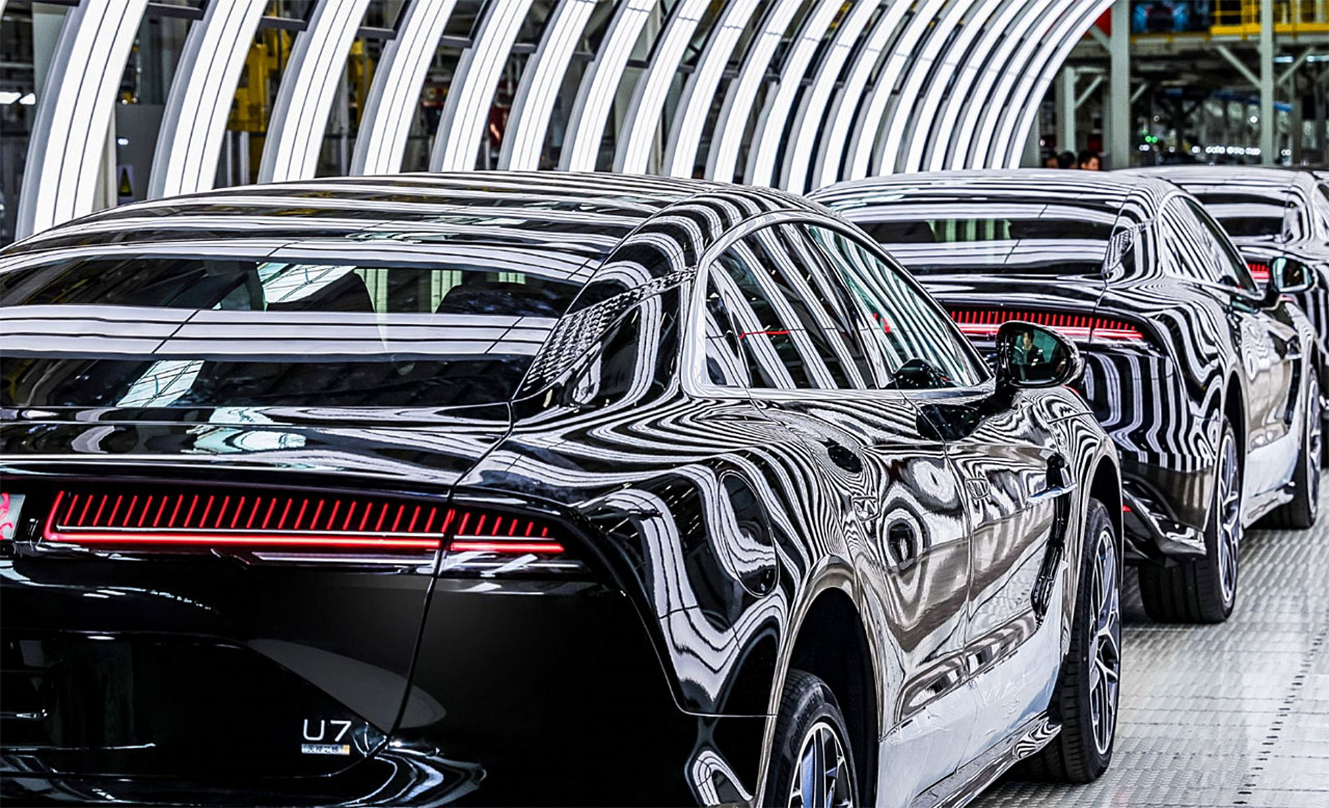 Vista del Yangwang U7 en la cadena de montaje, destacando su diseño moderno.