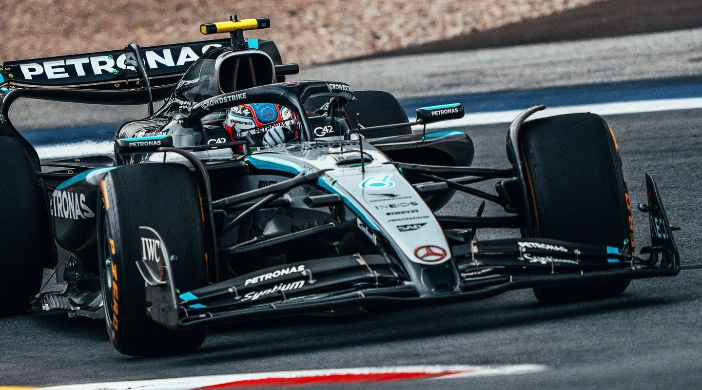 Mercedes muestra su potente rendimiento con un diseño aerodinámico optimizado.
