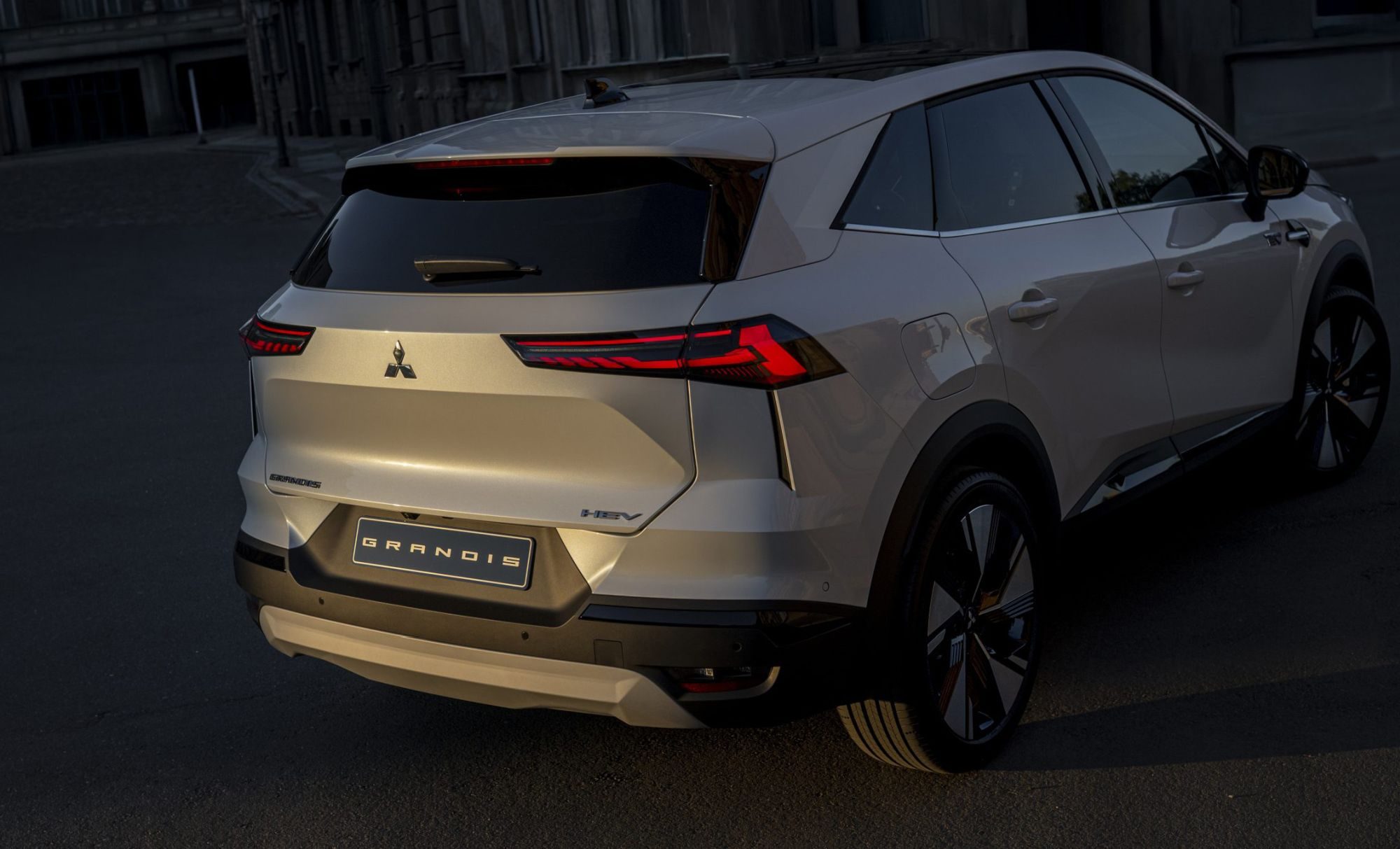 Mitsubishi-Grandis5