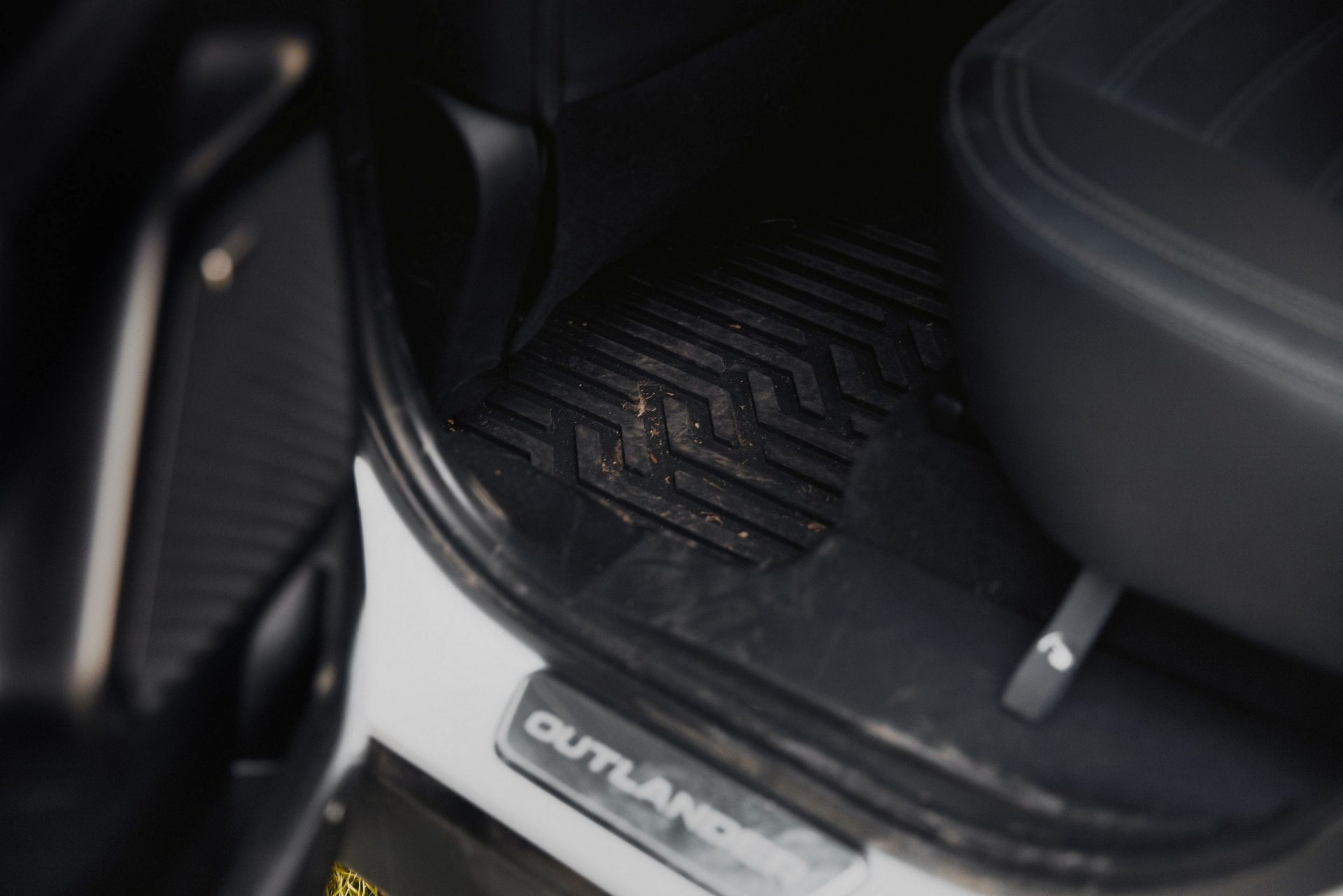 Detalle del suelo del Mitsubishi Outlander Trail Edition, resaltando su diseño funcional.