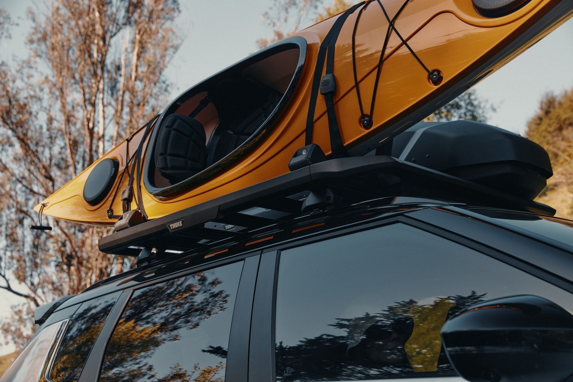 Vista del techo del Outlander con kayak, ideal para aventuras al aire libre.