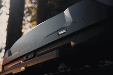 Vista del portaequipajes Thule, ideal para aventuras al aire libre.