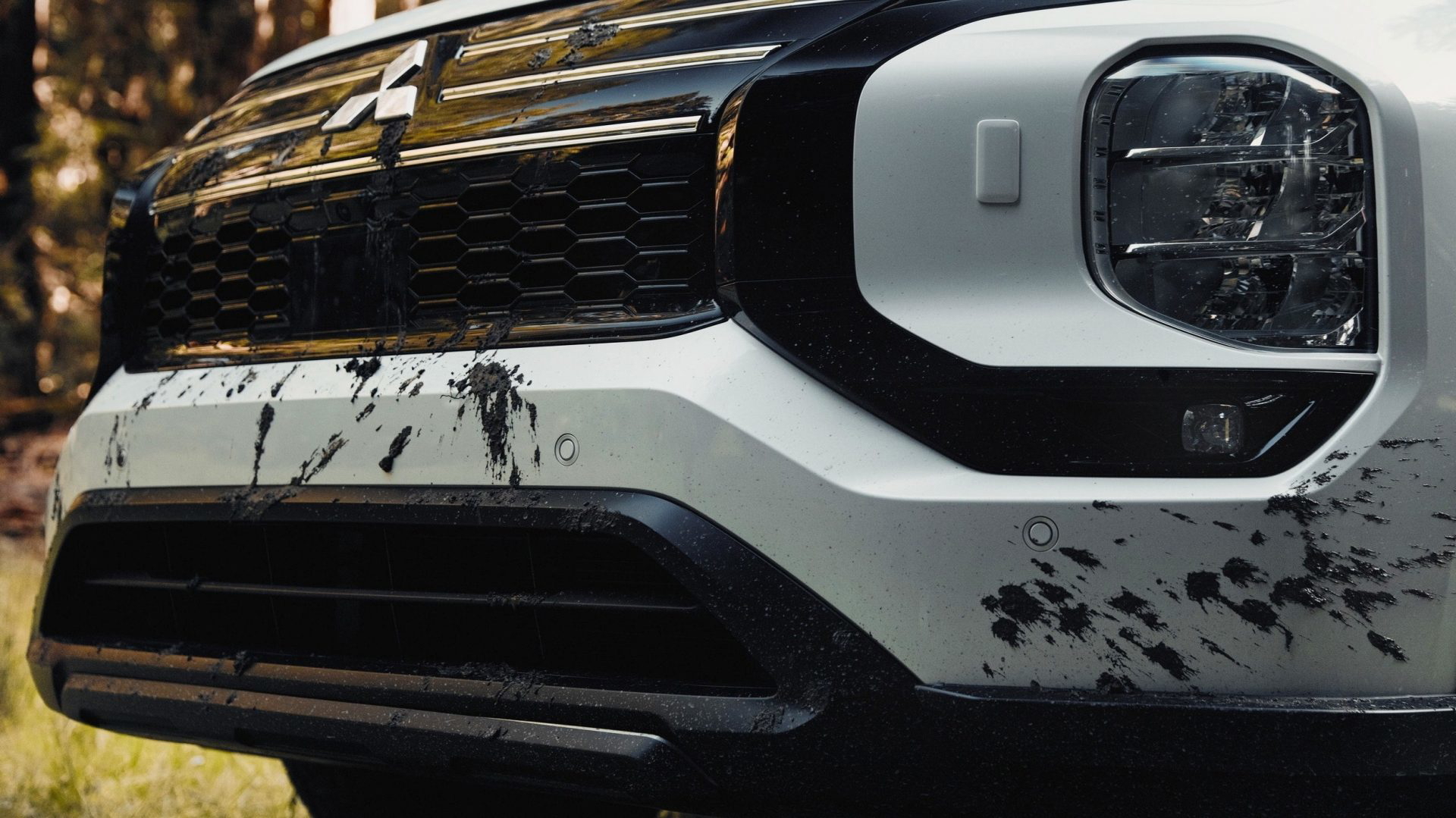 Frontal del Mitsubishi Outlander Trail Edition, diseñado para aventuras en todo terreno.