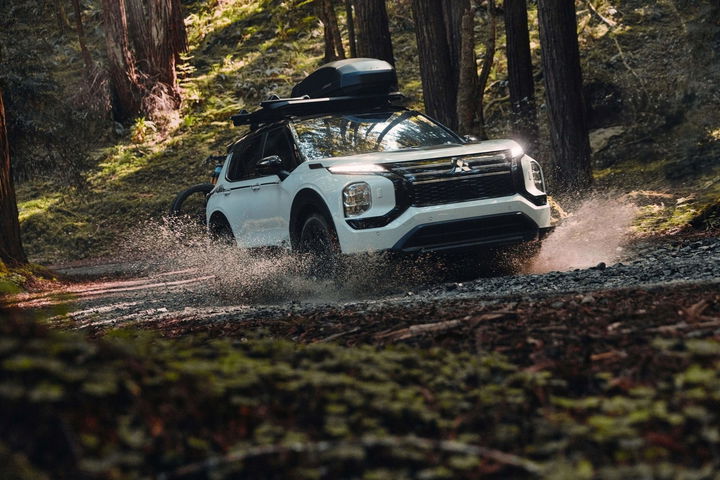 Mitsubishi Outlander Trail Edition surcando un terreno desafiante