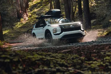 Mitsubishi Outlander Trail Edition surcando un terreno desafiante Mitsubishi Outlander Trail Edition surcando un terreno desafiante