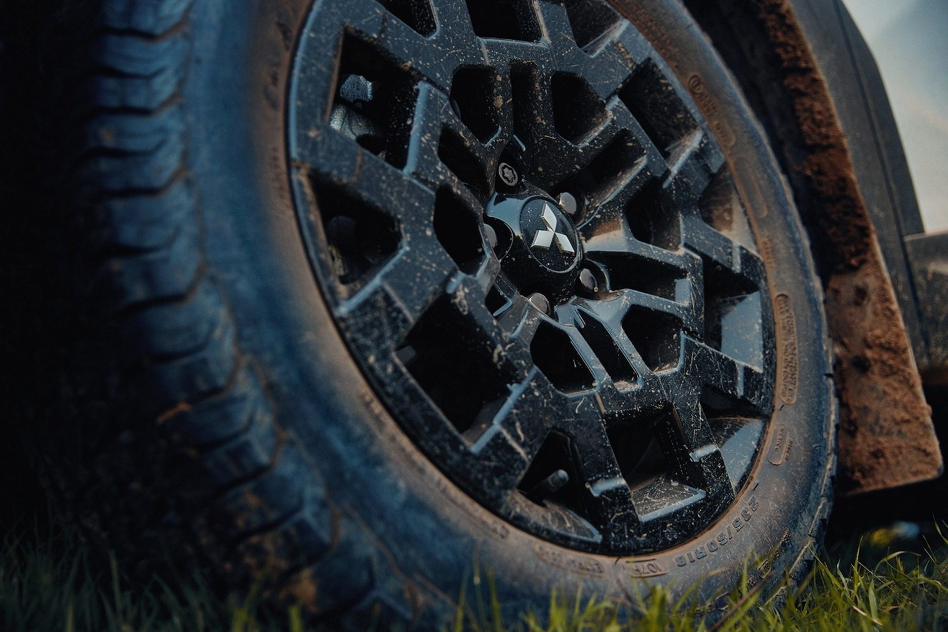 Llantas del Mitsubishi Outlander Trail Edition, diseñadas para terreno off-road.