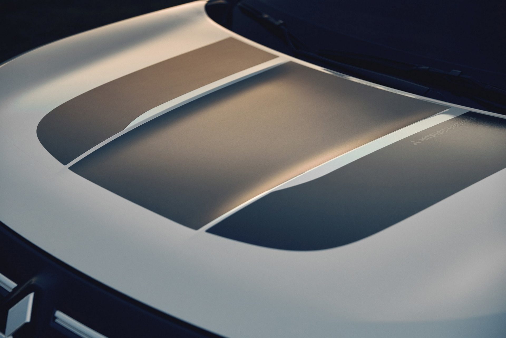 Detalle del capó del Mitsubishi Outlander Trail Edition, resaltando su diseño robusto.