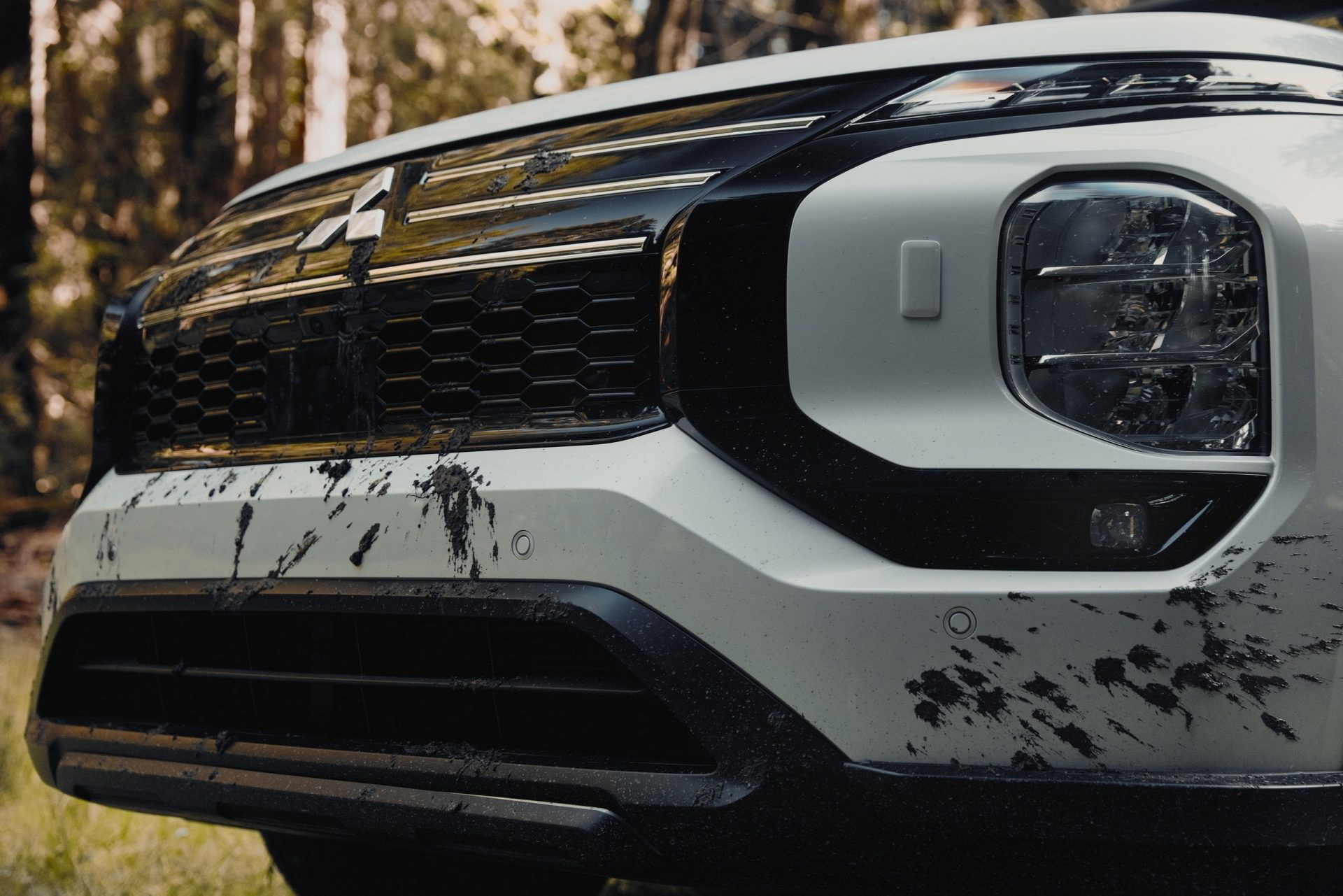 Primer plano del frontal, reflejando capacidad off-road y distintivo diseño.