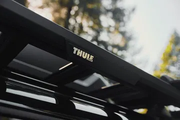 Detalle del portaequipajes Thule en el techo del Outlander.