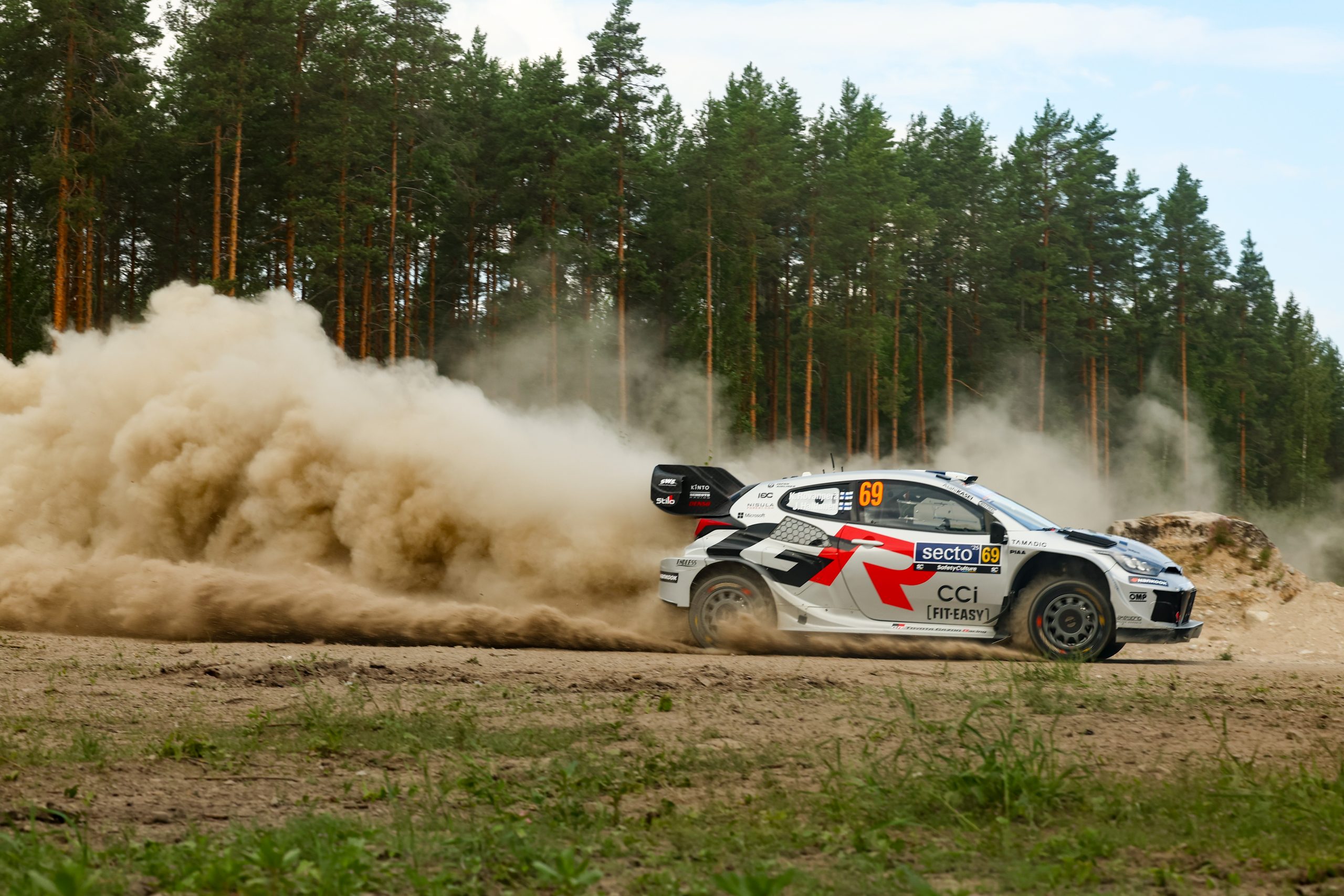 Kalle Rovanperä en plena acción en el Rally de Finlandia, mostrando el potencial del Toyota GR Yaris.