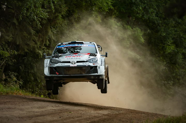 Kalle Rovanperä en acción, con su Toyota saltando en el Rally de Finlandia.
