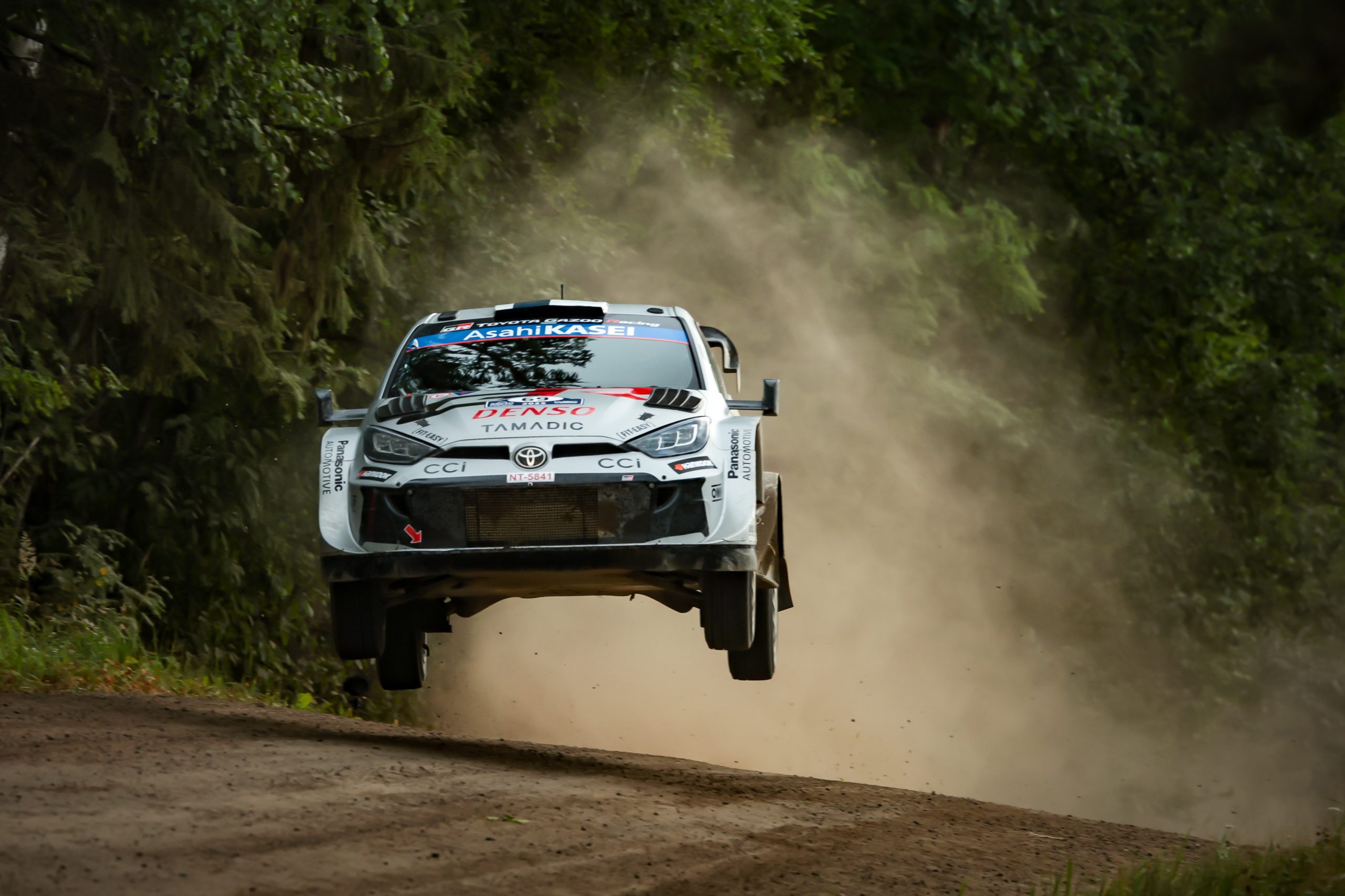 Kalle Rovanperä en acción, con su Toyota saltando en el Rally de Finlandia.