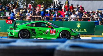 Porsche 911 GTD Pro de AO Racing en acción, destacando su diseño aerodinámico.