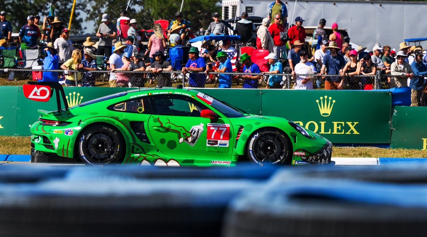 Porsche 911 GTD Pro de AO Racing en acción, destacando su diseño aerodinámico.
