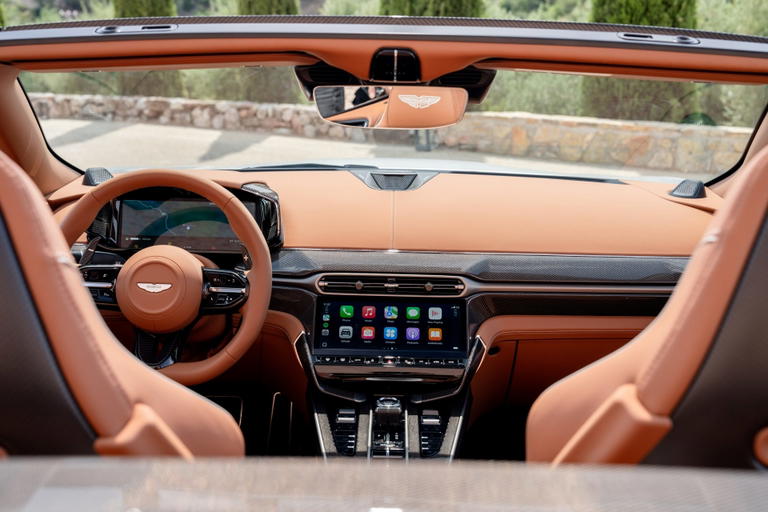 Interior del Aston Martin Vanquish Volante, elegancia y tecnolog&iacute;a en perfecta armon&iacute;a.