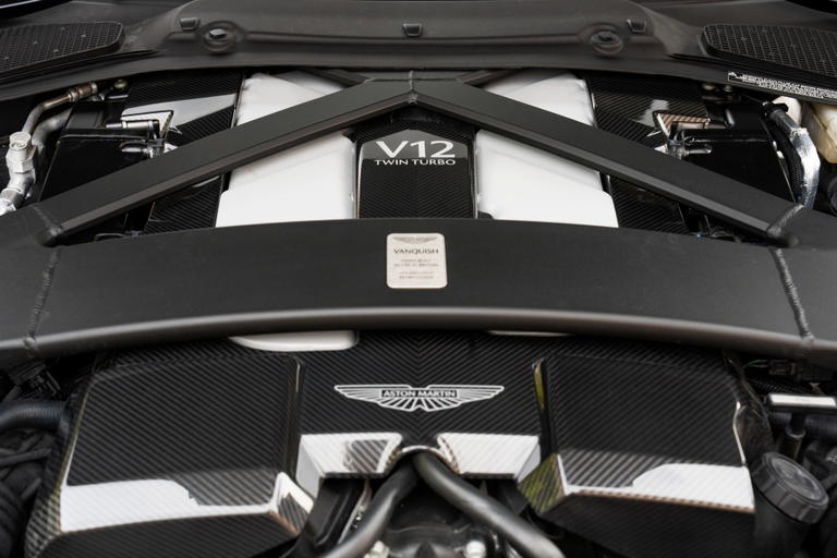 Vista del potente motor V12 twin turbo del Aston Martin Vanquish Volante. Vista del potente motor V12 twin turbo del Aston Martin Vanquish Volante.