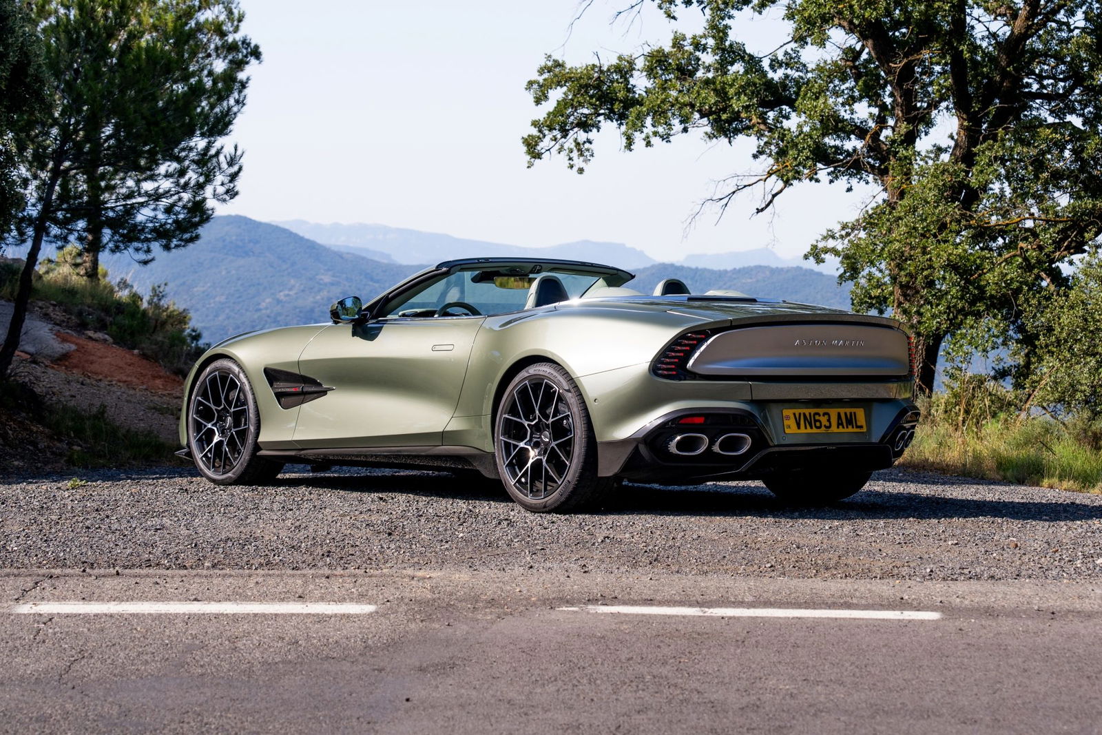 Vista lateral y trasera del Aston Martin Vanquish Volante, un clásico moderno. Vista lateral y trasera del Aston Martin Vanquish Volante, un clásico moderno.