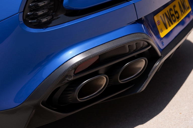 La zaga del Aston Martin Vanquish Volante muestra dos salidas de escape imponentes.
