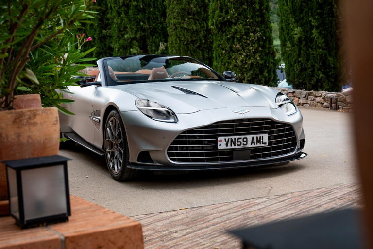 El Aston Martin Vanquish Volante mezcla lujo y potencia en cada detalle. 