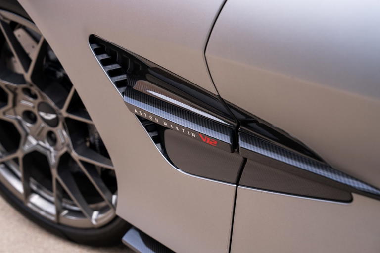 Detalle del sistema de refrigeraci&oacute;n en el Aston Martin Vanquish Volante que aporta tanto rendimiento como estilo.
