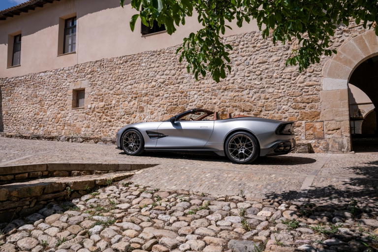El Aston Martin Vanquish Volante destaca por su elegancia y potencia en cada rinc&oacute;n.