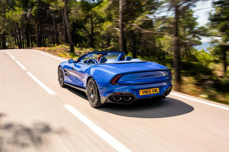 El Aston Martin Vanquish Volante deslumbra en la carretera con su dise&ntilde;o agresivo.