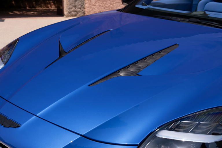 Vista del cap&oacute; del Aston Martin Vanquish Volante, destacado por sus l&iacute;neas agresivas.