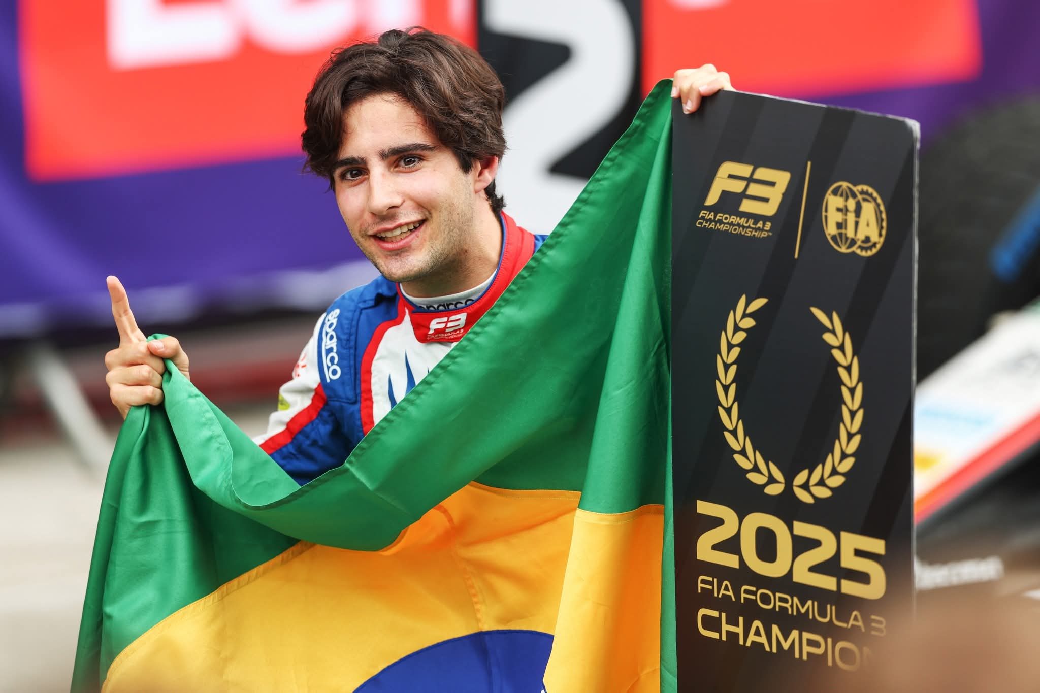 Rafael Câmara celebra su victoria y campeonato en la Fórmula 3 de 2025.