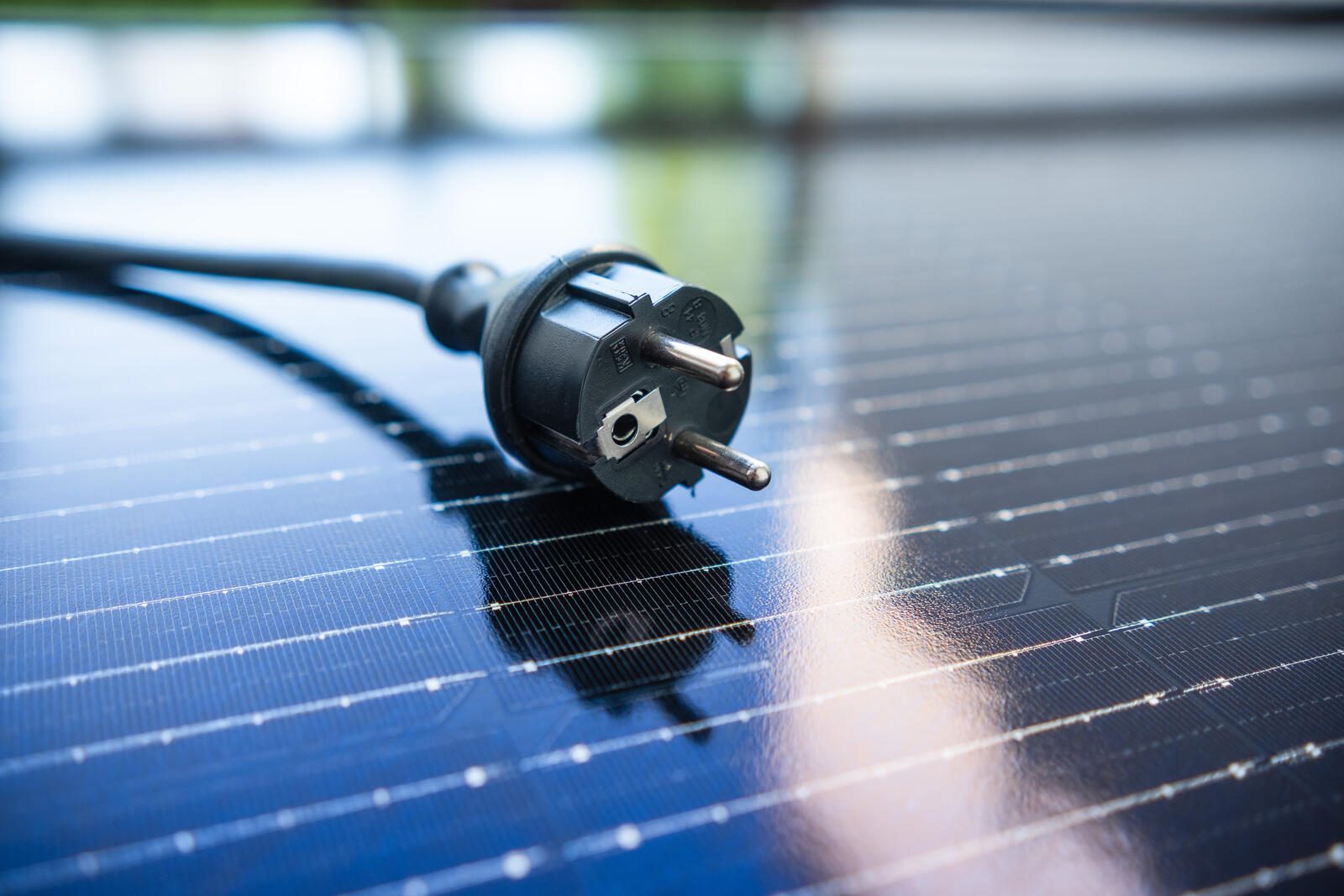 Conexión de energía sobre panel solar, esencial para autoconsumo.