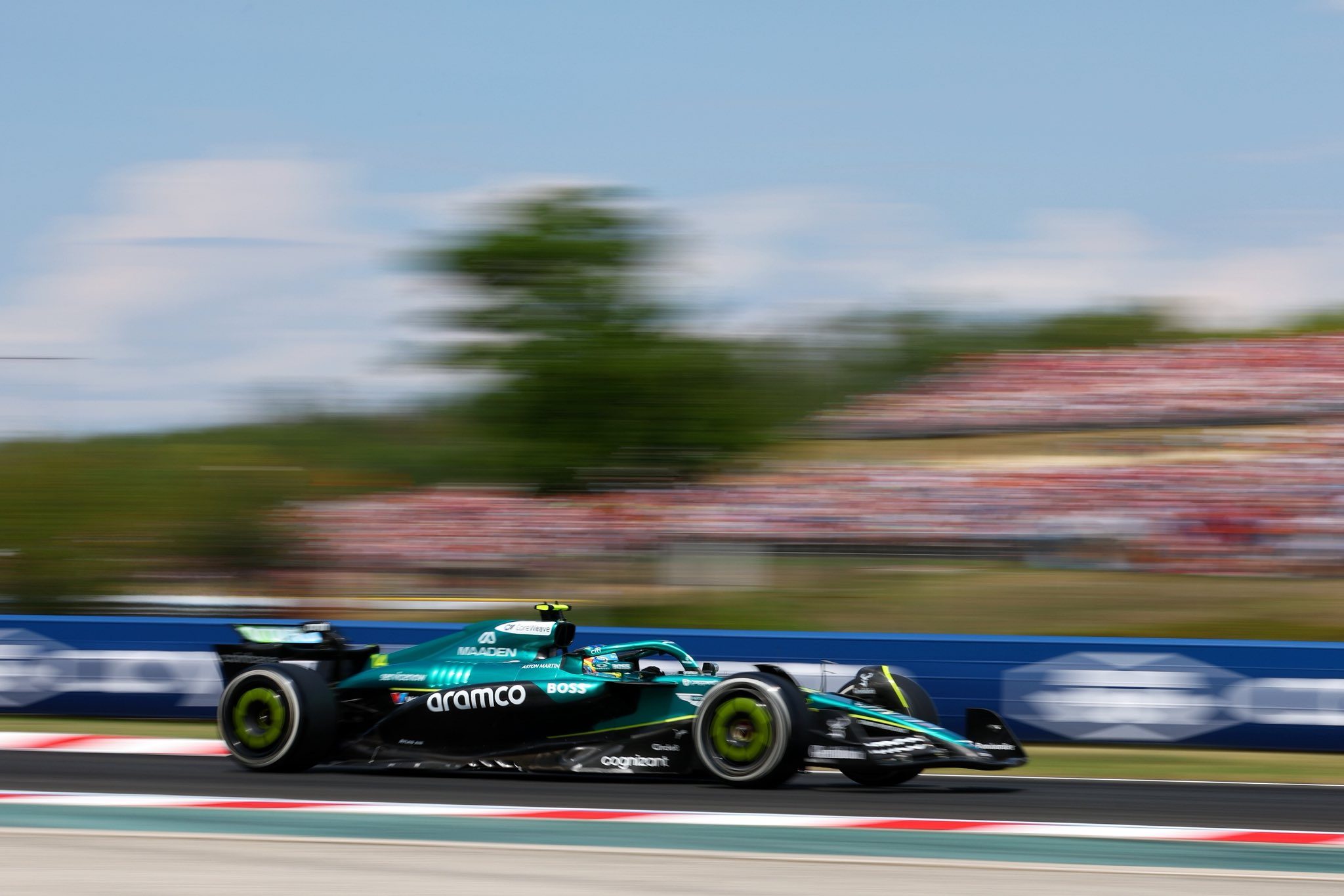 Fernando Alonso a toda velocidad en el GP de Hungría, demostrando su talento.