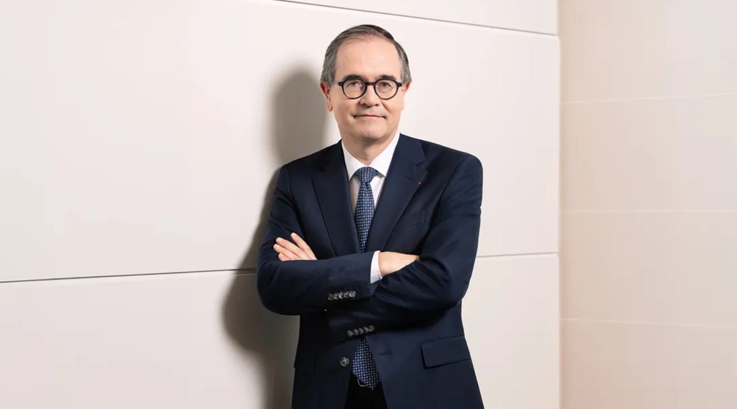 Francois Provost, CEO de Renault, posando en un entorno corporativo.