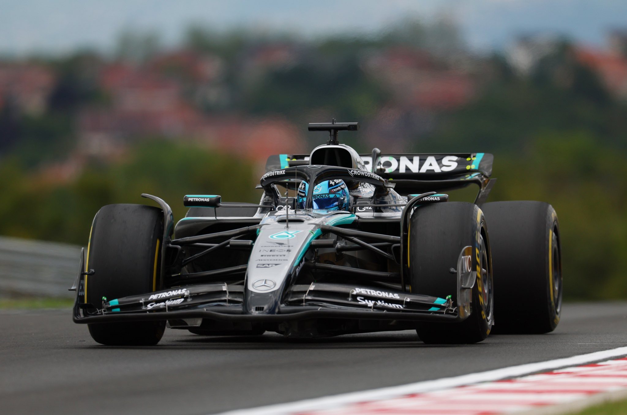 El Mercedes de Russell en acción durante la carrera, mostrando su aerodinámica avanzada.