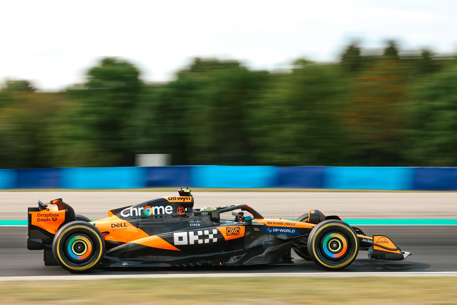 Lando Norris domina las prácticas con su McLaren, marcando el mejor tiempo.