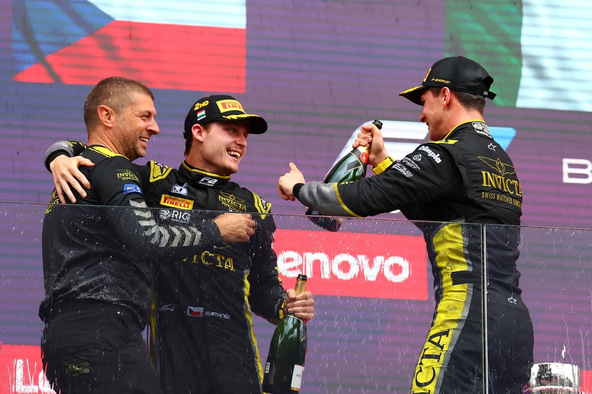 Fornaroli celebra en el podio tras su victoria en Hungría, asegurando su liderato en F2.