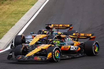 Lando Norris y Oscar Piastri luchan en pista, mostrando la agilidad del McLaren.