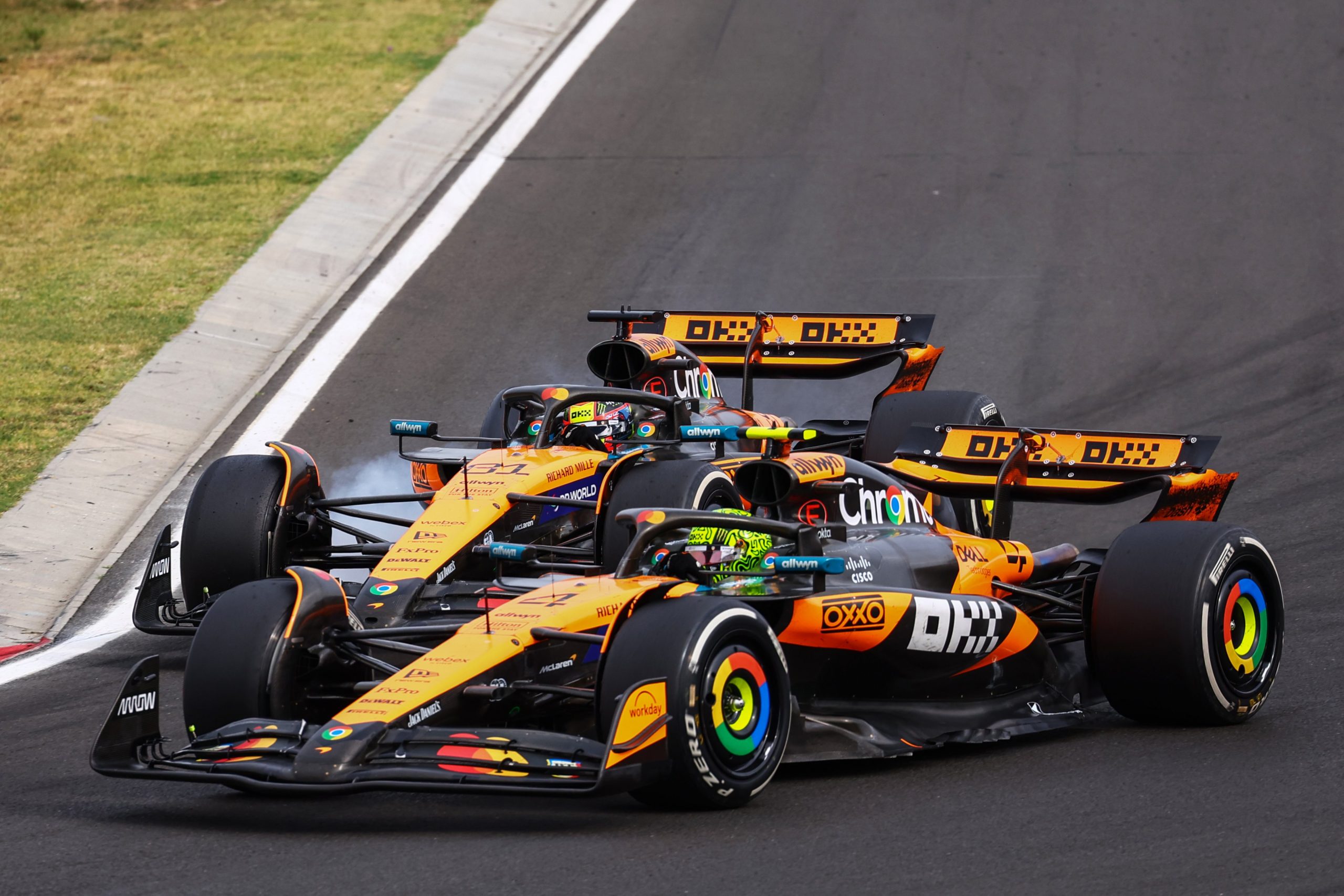 Lando Norris y Oscar Piastri luchan en pista, mostrando la agilidad del McLaren.