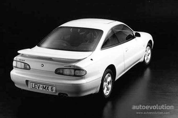 Vista trasera y lateral del Mazda MX-6, un coupé atractivo y estilizado. Vista trasera y lateral del Mazda MX-6, un coupé atractivo y estilizado.