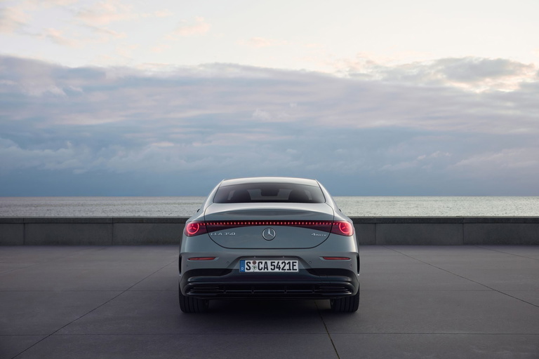Vista trasera del Mercedes CLA 250, elegante y aerodin&aacute;mico.